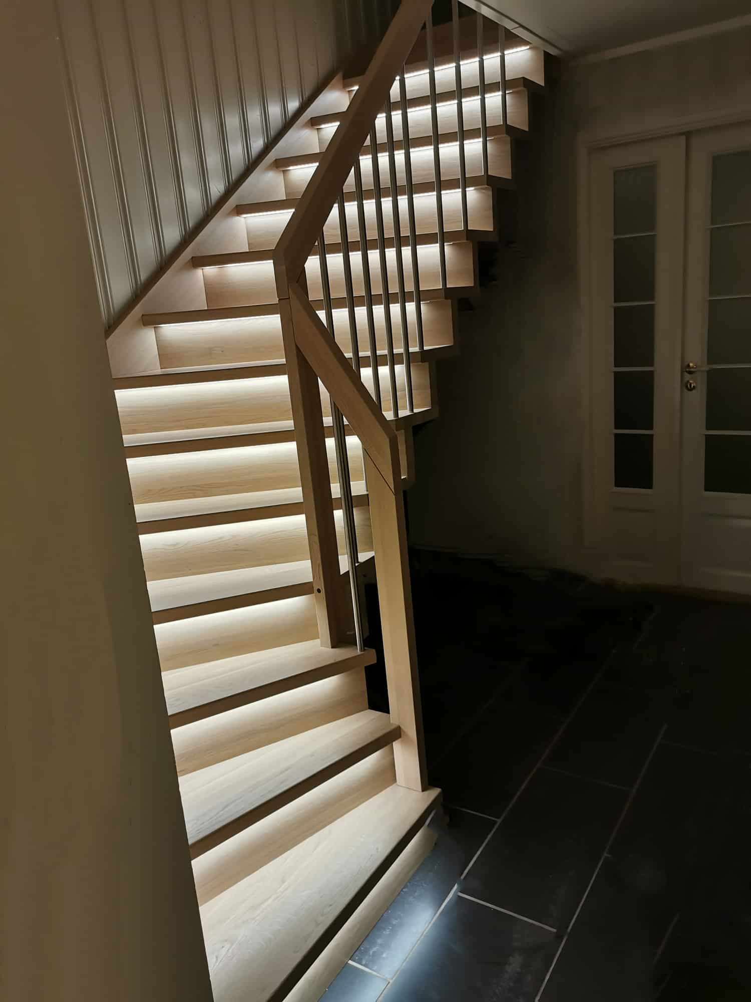 LED-lys i trapp 5
